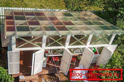 Bucătărie de vară cu un acoperiș transparent