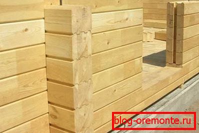 Construcția unei case din lemn profilate pe o fundație de benzi