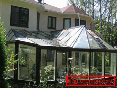Veranda cu un acoperiș transparent