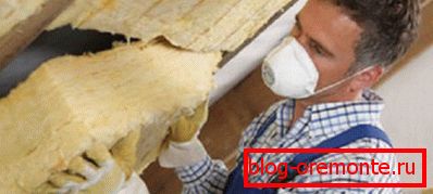Procesul de așezare a vatei minerale între grinzile acoperișului
