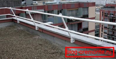 Parapet pe acoperișul plat acționat