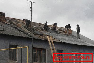 Repararea acoperișului unui bloc de apartamente