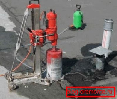 Forajul diamantat al găurilor din beton este singurul mod de a rupe printr-o astfel de acoperire durabilă. Forajul diamantat al găurilor din beton este singurul mod de a rupe printr-o astfel de acoperire durabilă.