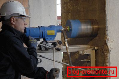 Foraj diamantat de găuri în beton folosind o unealtă specială. Foraj diamantat de găuri în beton folosind o unealtă specială.