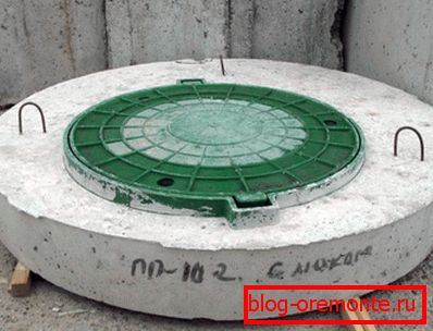 Coperta din beton cu trapa de plastic. Coperta din beton cu trapa de plastic.