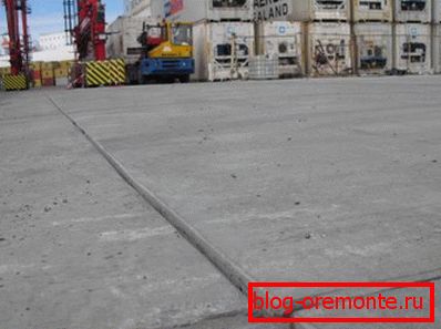 Platforma de beton este împărțită în secțiuni pătrată. Platforma de beton este împărțită în secțiuni pătrată.
