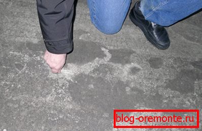 Pardoseala din beton este acoperită constant cu un strat de praf. Pardoseala din beton este acoperită constant cu un strat de praf.