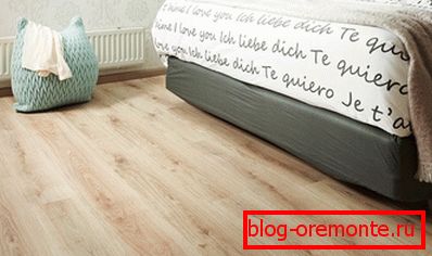 Beige laminat combină bine cu mobilier gri