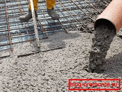 Greutatea mare a betonului provoacă o sarcină suplimentară pe bază și pe elementele de susținere. Greutatea mare a betonului provoacă o sarcină suplimentară pe bază și pe elementele de susținere.