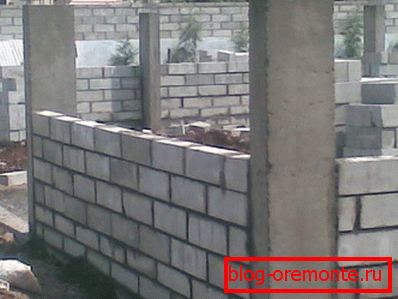 Pentru a întări construcția acestui material, designerii recomandă utilizarea produselor din beton pentru a crea colțuri sau pentru a pune în funcțiune blocuri de gaze Pentru a întări construcția acestui material, designerii recomandă utilizarea produselor din beton pentru a crea colțuri sau pentru a pune în funcțiune blocuri de gaze