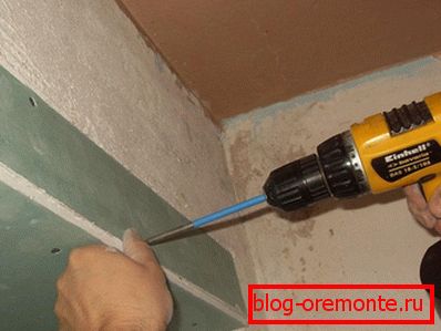 Efectuarea unei găuri pentru montarea diblurilor Efectuarea unei găuri pentru montarea diblurilor