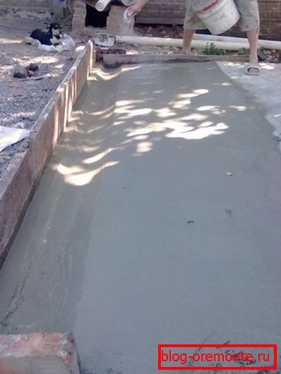 Pentru a crește rezistența la apă, betonul poate fi călcat cu ciment uscat.