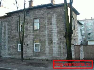 Această casă a betonului fără decor exterior se află în Riga. Anul construcției - 1939. Această casă a betonului fără decor exterior se află în Riga. Anul construcției - 1939.