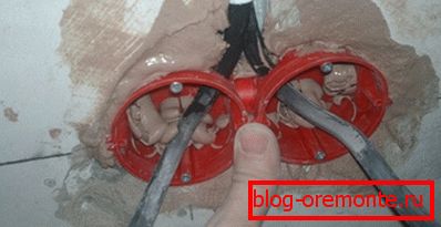 Fixarea elementelor din plastic folosind un chit Fixarea elementelor din plastic folosind un chit