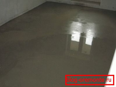 Fotografia unui șapă de beton în apartament. Fotografia unui șapă de beton în apartament.