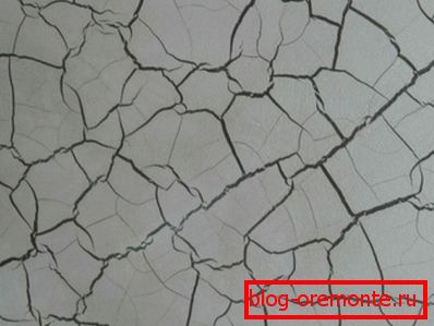 Fotografia prezintă efectul crăpării pietrei de ciment. Fotografia prezintă efectul crăpării pietrei de ciment.