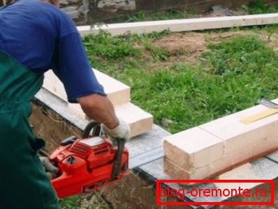 Fotografie de impermeabilizare a subsolului și de tăiere a lemnului pentru o îmbinare la colț cu jumătate de unghi Fotografie de impermeabilizare a subsolului și de tăiere a lemnului pentru o îmbinare la colț cu jumătate de unghi