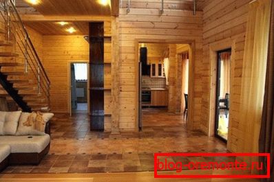 Fotografii din interiorul casei din lemn stratificat lipit fără finisare. Fotografii din interiorul casei din lemn stratificat lipit fără finisare.