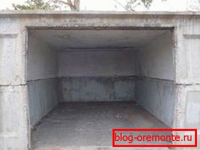 Fotografia unui garaj clasic, puternic din beton bloc Fotografia unui garaj clasic, puternic din beton bloc