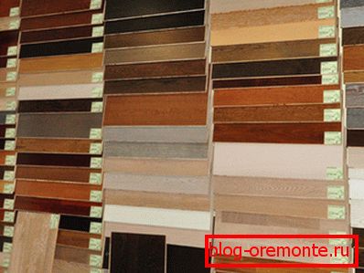 Fotografie a unei vitrine cu diferite modele de pardoseli laminate Fotografie a unei vitrine cu diferite modele de pardoseli laminate