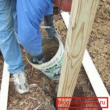 Fotografie de instalare de sprijin pentru un gard Fotografie de instalare de sprijin pentru un gard