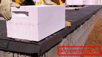 Blocul de beton cu bombă pune cu ușurință o persoană Blocul de beton cu bombă pune cu ușurință o persoană