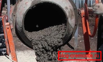 Gata de beton este descărcată foarte atent. Gata de beton este descărcată foarte atent.