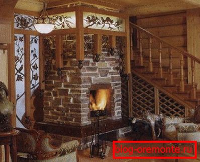 Sala într-o casă din lemn Sala într-o casă din lemn