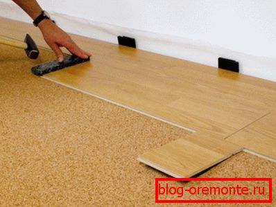 Utilizând un ciocan pentru o fixare mai bună atunci când utilizați tehnologia Utilizând un ciocan pentru o fixare mai bună atunci când utilizați tehnologia