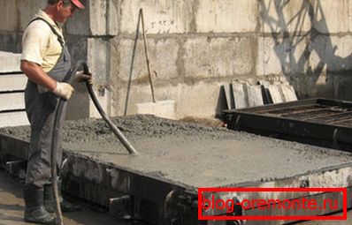 Utilizați o unitate de podea pentru a compacta amestecul în matriță. fotografie Utilizați o unitate de podea pentru a compacta amestecul în matriță. fotografie