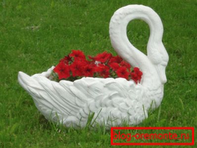 Nu numai structurile aspre pot fi făcute din beton, dar și din sculpturi elegante. Nu numai structurile aspre pot fi făcute din beton, dar și din sculpturi elegante.