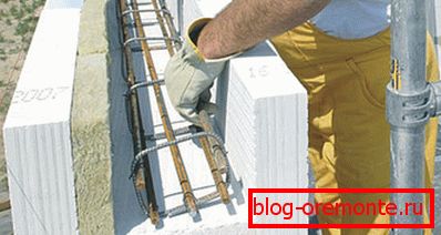Fabricarea unei centuri de armare cu ajutorul unor blocuri speciale de beton gazos, unde se presupune o conexiune generală și o izolație suplimentară Fabricarea unei centuri de armare cu ajutorul unor blocuri speciale de beton gazos, unde se presupune o conexiune generală și o izolație suplimentară