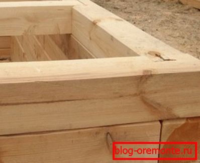 Fabricarea de case din busteni presupune crearea de îmbinări speciale și garnituri între coroane, care uneori necesită mult timp. Fabricarea de case din busteni presupune crearea de îmbinări speciale și garnituri între coroane, care uneori necesită mult timp.
