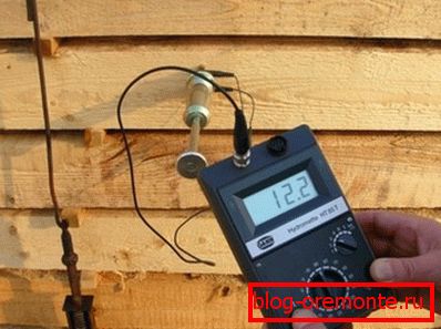 Calitatea uscării lemnului este verificată cu ajutorul unui dispozitiv special. Calitatea uscării lemnului este verificată cu ajutorul unui dispozitiv special.