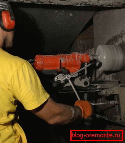 Cum să îndepărtați o bucată de beton prin forare Cum să îndepărtați o bucată de beton prin forare
