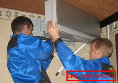 După cum puteți vedea, hardware-ul este atârnat pe panoul din spate deja înșurubat. După cum puteți vedea, hardware-ul este atârnat pe panoul din spate deja înșurubat.
