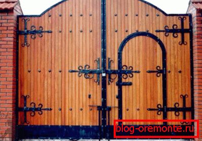 Utilizarea lemnului în decorarea porții și a porții Utilizarea lemnului în decorarea porții și a porții