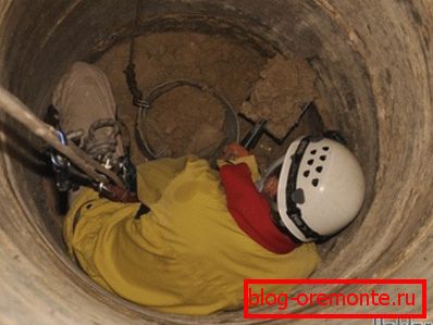 Săpat în interiorul puțului Săpat în interiorul puțului
