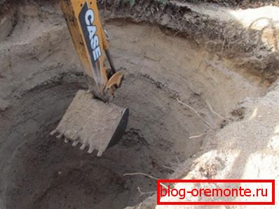 Excavația este mult mai ușoară și mai convenabilă pentru a săpa cu un excavator mic Excavația este mult mai ușoară și mai convenabilă pentru a săpa cu un excavator mic
