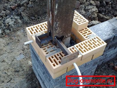 Exemplu de realizare a unui stâlp cu ipoteci pentru fixarea supapelor poarta forjata cu mainile proprii
