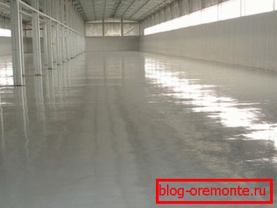 Podea din beton pictata in depozit. Podea din beton pictata in depozit.