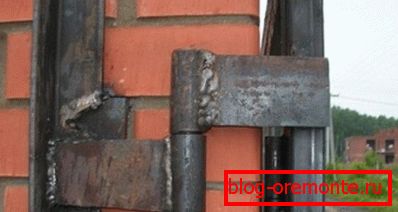 Fixați bucla pe stâlpi Fixați bucla pe stâlpi