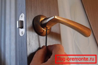 Manipulați fixarea pentru o ușă acordeon Manipulați fixarea pentru o ușă acordeon