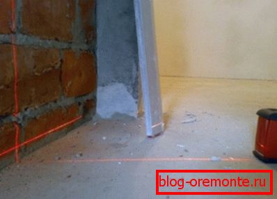 Nivel laser pentru aplicarea înălțimii pardoselii viitoare de ciment Nivel laser pentru aplicarea înălțimii pardoselii viitoare de ciment