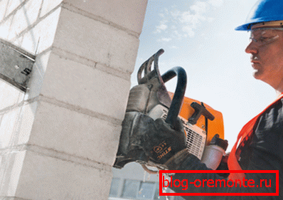 Banda de ferăstrău pe beton spumă permite efectuarea unei tăieturi la o adâncime suficientă. Banda de ferăstrău pe beton spumă permite efectuarea unei tăieturi la o adâncime suficientă.
