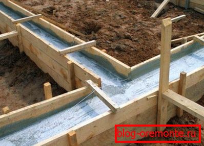 Banda de beton sub clădire Banda de beton sub clădire