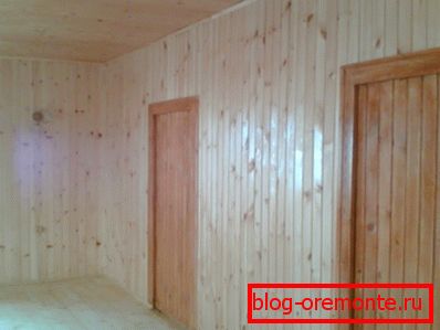 Căptușeala din lemn arată cel mai bine în cameră, dar dacă preferați, puteți utiliza panouri laminate. Căptușeala din lemn arată cel mai bine în cameră, dar dacă preferați, puteți utiliza panouri laminate.