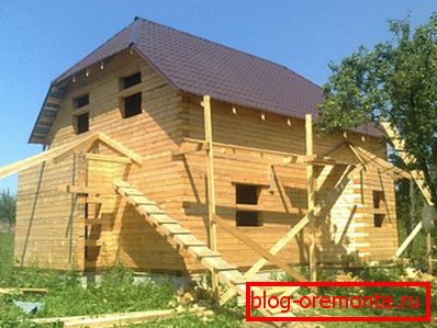 Fotografie amatoră a unei case din lemn cu două etaje, cu dimensiuni de 9 pe 9 Fotografie amatoră a unei case din lemn cu două etaje, cu dimensiuni de 9 pe 9