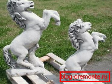 Fotografie amatoră a statuilor finite sub formă de cai, care sunt realizate din beton Fotografie amatoră a statuilor finite sub formă de cai, care sunt realizate din beton
