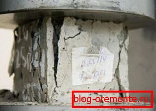 Fotografie amator a eșantionului pe care se testează rezistența Fotografie amator a eșantionului pe care se testează rezistența